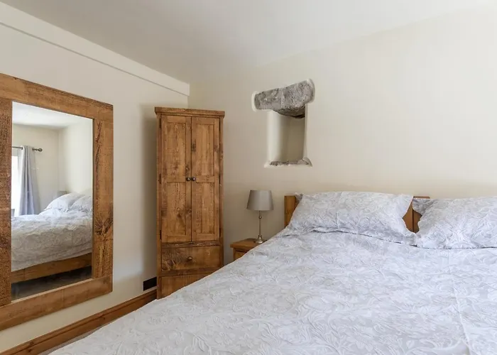 Chapel With Log Burner Holiday home *