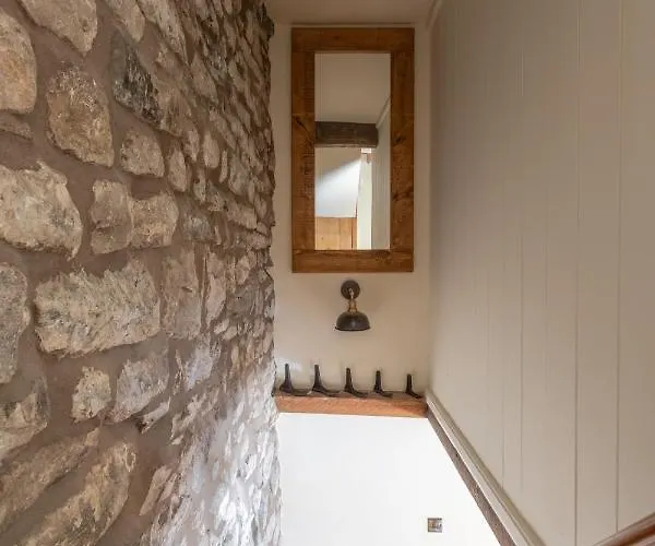 Chapel With Log Burner Holiday home *